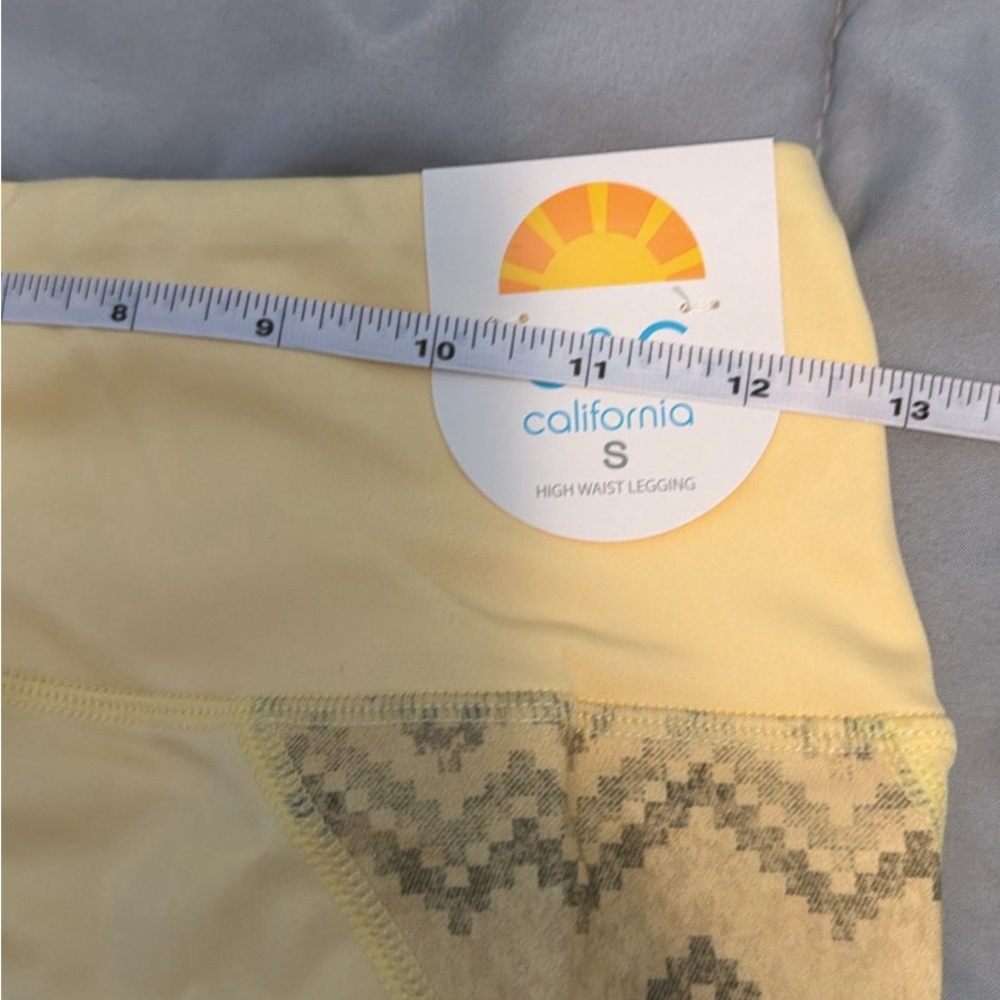C&C California Yellow Chevron-Trim Capris Women’s small NWT - Picture 6 of 11